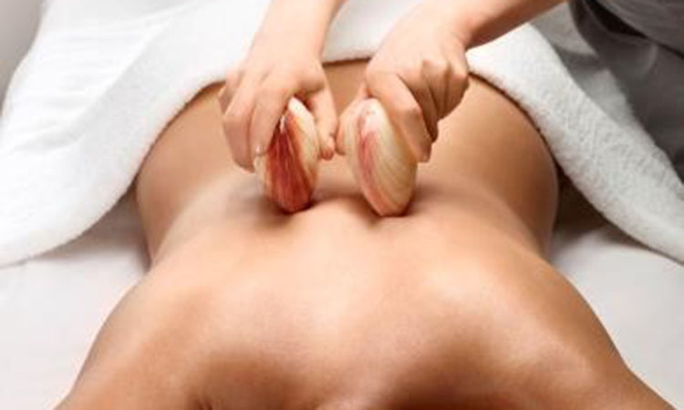 Massage du dos aux coquillages